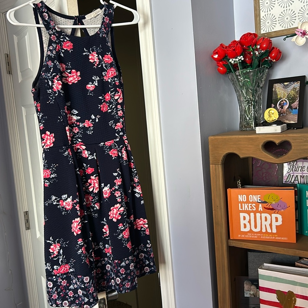 Homecoming dress 
Navy blue color with flowers 
Open back
Size large